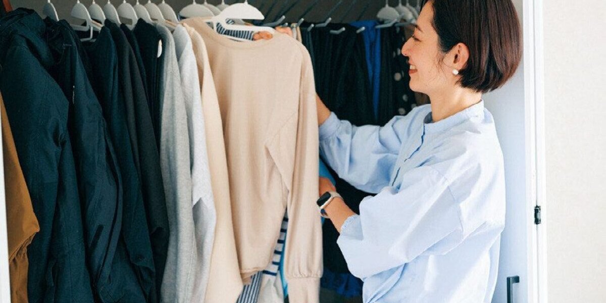 クローゼットの服を1枚手に取る林智子